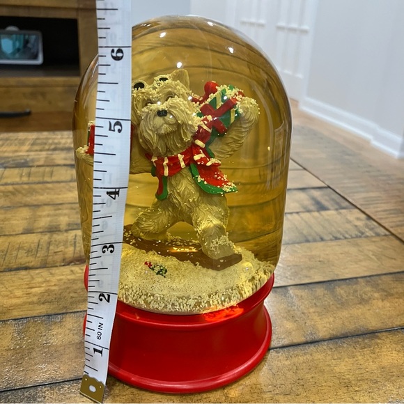Vtg Festive snow globe featuring a Yorkshire Terrier - Picture 3 of 6